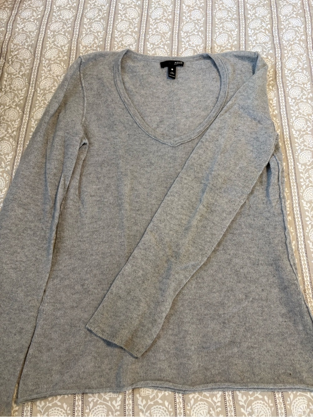 Aqua Women's Gray V-Neck Long Sleeve cashmere Sweater